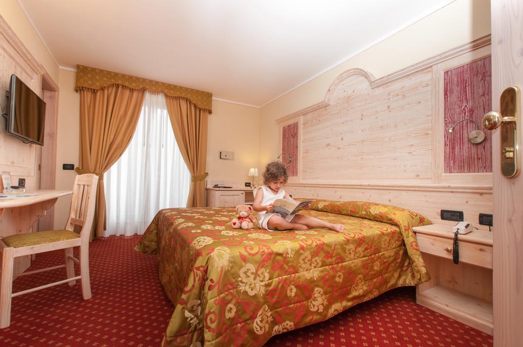 Hotel Val Di Sole メッツァーナ エクステリア 写真